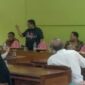 Kadisdik Makassar (tengah berdiri) di undangan mediasi polemik Kepsek dan Guru serta Ketua Komite Sekolah di SD Inpres Toddopuli 1 