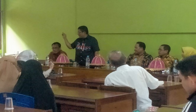 Kadisdik Makassar (tengah berdiri) di undangan mediasi polemik Kepsek dan Guru serta Ketua Komite Sekolah di SD Inpres Toddopuli 1