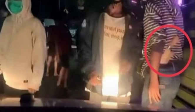 Tangkapan layar video, keluarga terduga pelaku sweeping di jalan poros Takalar mencari pelaku pengeroyokan