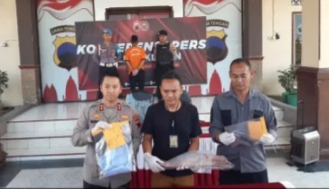 Tersangka Turah (baju tahanan) saat dihadirkan pada konferensi pers di Mapolres Klaten/Istimewa