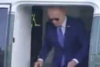 Joe Biden terbentur pintu helikopter