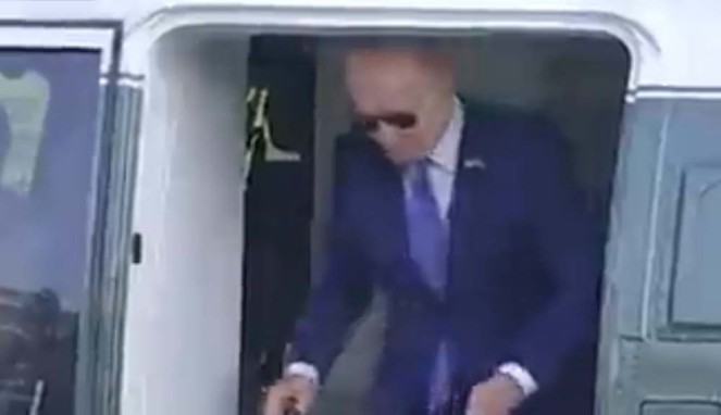 Joe Biden terbentur pintu helikopter