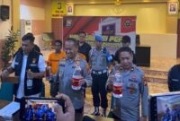 Kapolrestabes Makassar Kombes Mokhamad Ngajib memperlihatkan sejumlah barang bukti miras impor dan rokok ilegal asal China