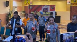 Kapolrestabes Makassar Kombes Mokhamad Ngajib memperlihatkan sejumlah barang bukti miras impor dan rokok ilegal asal China