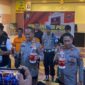 Kapolrestabes Makassar Kombes Mokhamad Ngajib memperlihatkan sejumlah barang bukti miras impor dan rokok ilegal asal China