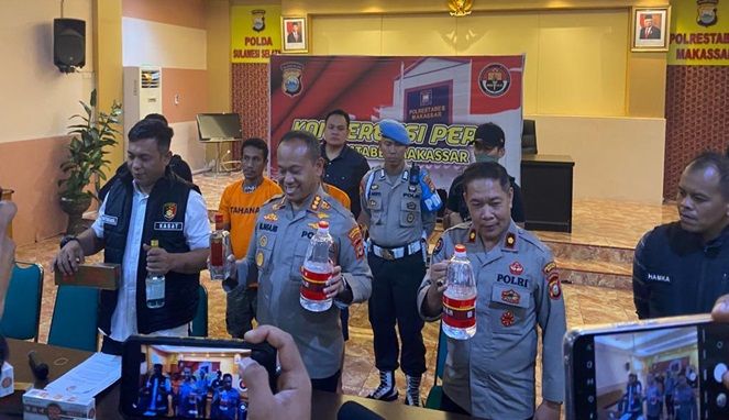 Kapolrestabes Makassar Kombes Mokhamad Ngajib memperlihatkan sejumlah barang bukti miras impor dan rokok ilegal asal China
