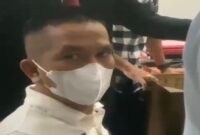 Tangkapan layar video aksi arogan AKBP Achiruddin menampar tangan dan membentak wartawan
