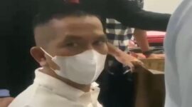 Tangkapan layar video aksi arogan AKBP Achiruddin menampar tangan dan membentak wartawan 