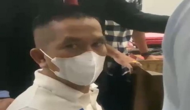 Tangkapan layar video aksi arogan AKBP Achiruddin menampar tangan dan membentak wartawan 
