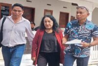 Anny Anna Maria bersama kuasa hukumnya di kantor Kemenkopolhukam
