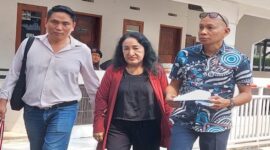 Anny Anna Maria bersama kuasa hukumnya di kantor Kemenkopolhukam