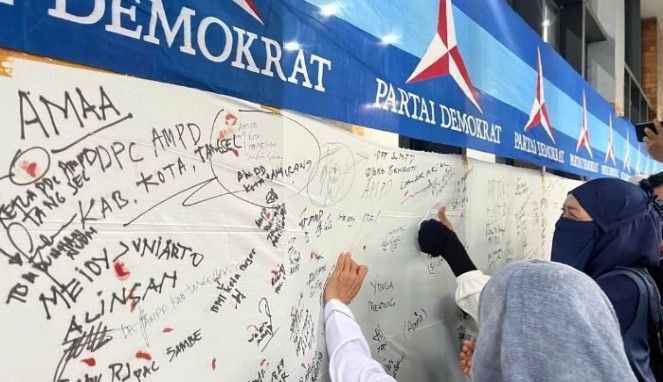 Ratusan kader Partai Demokrat menggelar aksi solidaritas cap jempol darah/Net