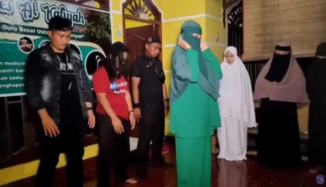 Tangkapan Layar Video Wanita Bercadar Jadi Imam Shalat Laki-laki
