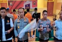 Kapolrestabes Makassar Kombes Pol Mokhamad Ngajib saat menunjukkan barang bukti parang saat rilis kasus pengeroyokan, Jumat (2/6/2023)