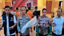Kapolrestabes Makassar Kombes Pol Mokhamad Ngajib saat menunjukkan barang bukti parang saat rilis kasus pengeroyokan, Jumat (2/6/2023)