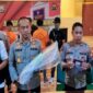 Kapolrestabes Makassar Kombes Pol Mokhamad Ngajib saat menunjukkan barang bukti parang saat rilis kasus pengeroyokan, Jumat (2/6/2023)