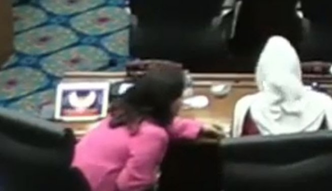 Tangkapan layar video anggota DPRD DKI Jakarta dari Fraksi PDIP, Cinta Mega terciduk main judi slot