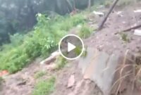 Tangkapan layar video viral mayat terbungkus kain kafan