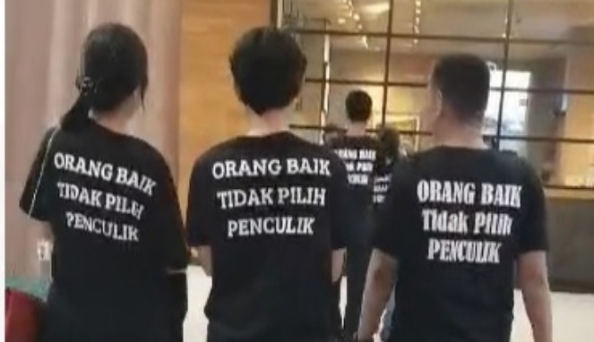 Tangkapan layar video viral kampanye negatif oleh sekelompok pemuda. (Foto Istimewa)