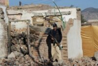 Ilustrasi seorang polisi berjaga-jaga di kuil Hindu yang dirusak di Pakistan (Istimewa)