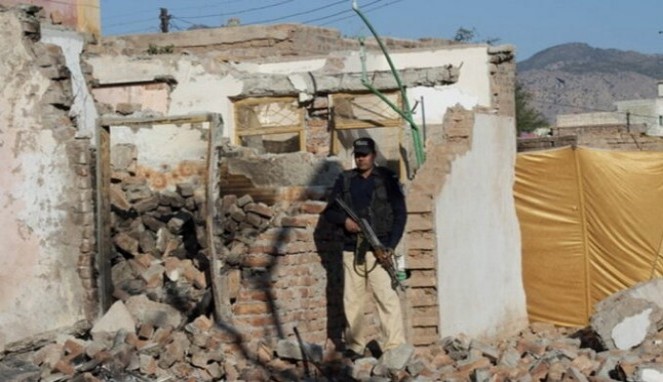 Ilustrasi seorang polisi berjaga-jaga di kuil Hindu yang dirusak di Pakistan (Istimewa)