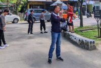 Aktivis Asatu Muhammad Rijal orasi di depan Mapolres Bulukumba, Kamis (27/7/2023)