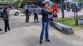 Aktivis Asatu Muhammad Rijal orasi di depan Mapolres Bulukumba, Kamis (27/7/2023)