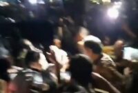 Tangkapan layar video Airlangga Hartarto menuju mobil yang dikawal oleh ajudannya ditengah kerumunan wartawan