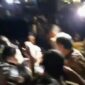 Tangkapan layar video Airlangga Hartarto menuju mobil yang dikawal oleh ajudannya ditengah kerumunan wartawan