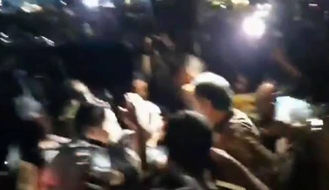 Tangkapan layar video Airlangga Hartarto menuju mobil yang dikawal oleh ajudannya ditengah kerumunan wartawan