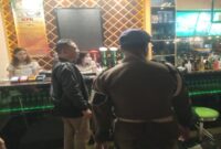 Kasi Penyelidikan dan Penyidikan Satpol PP kota Parepare, Ariyadi, pimpin pengecekan lapangan di Inbox, Jumat malam (14/7/2023)