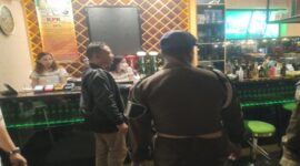 Kasi Penyelidikan dan Penyidikan Satpol PP kota Parepare, Ariyadi, pimpin pengecekan lapangan di Inbox, Jumat malam (14/7/2023)