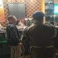 Kasi Penyelidikan dan Penyidikan Satpol PP kota Parepare, Ariyadi, pimpin pengecekan lapangan di Inbox, Jumat malam (14/7/2023)