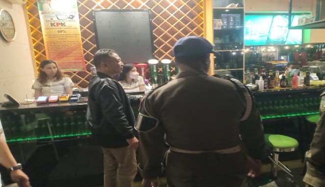 Kasi Penyelidikan dan Penyidikan Satpol PP kota Parepare, Ariyadi, pimpin pengecekan lapangan di Inbox, Jumat malam (14/7/2023)