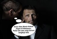 Ilustrasi anak buah bisik-bisik dengan bosnya