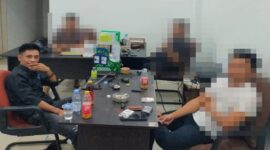 Rusdi Bos Rokok Ilegal Merek Joss Mild (Kiri Baju Hitam)