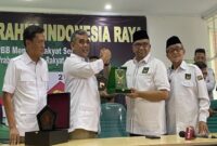 Sekjen PBB Afriansyah Noor (dua kanan) dan Sekjen Partai Gerindra Ahmad Muzani (dua kiri) di Kantor DPP PBB. (Foto : ANTARA)