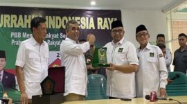 Sekjen PBB Afriansyah Noor (dua kanan) dan Sekjen Partai Gerindra Ahmad Muzani (dua kiri) di Kantor DPP PBB. (Foto : ANTARA)