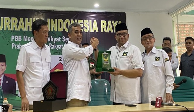 Sekjen PBB Afriansyah Noor (dua kanan) dan Sekjen Partai Gerindra Ahmad Muzani (dua kiri) di Kantor DPP PBB. (Foto : ANTARA)