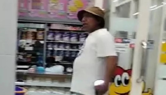 Tangkapan layar video viral Legislator PDIP Jonathan Pata ngamuk di minimarket.