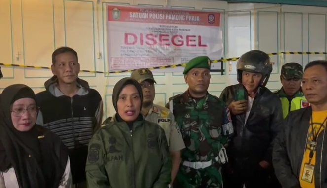 Tim Gabungan Pemkot Parepare bersama TNI-Polri, saat menyegel Rumah Bernyanyi dan Resto INBOX, Minggu (16/7/2023) dinihari