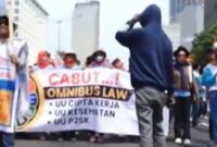 Aksi ribuan buruh memenuhi area Patung Kuda Arjuna Wiwaha, Gambir, Jakarta Pusat, Kamis (10/8/2023)