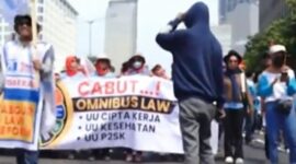 Aksi ribuan buruh memenuhi area Patung Kuda Arjuna Wiwaha, Gambir, Jakarta Pusat, Kamis (10/8/2023)