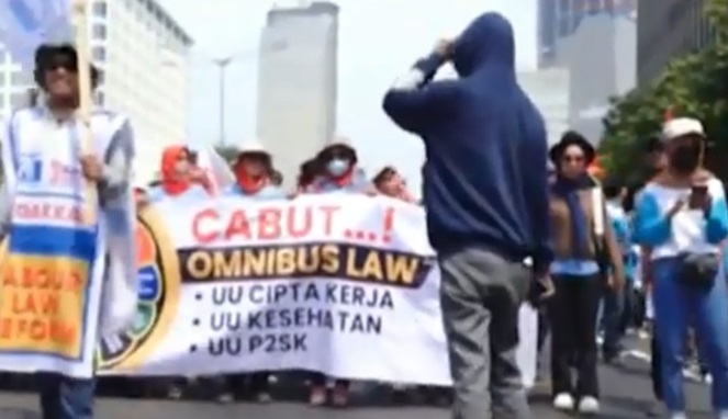 Aksi ribuan buruh memenuhi area Patung Kuda Arjuna Wiwaha, Gambir, Jakarta Pusat, Kamis (10/8/2023)