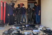 Densus 88 Polri meringkus tersangka teroris berinisial DE karyawan PT. KAI. (Foto : SINDOnews)