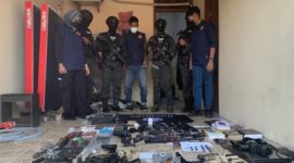 Densus 88 Polri meringkus tersangka teroris berinisial DE karyawan PT. KAI. (Foto : SINDOnews)