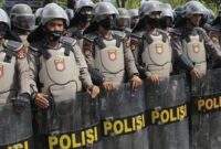 Ilustrasi Polisi mengamankan buru