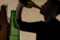 Ilustrasi tenggak miras