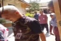 Kepala Ganjar terbentur Lonceng Besi