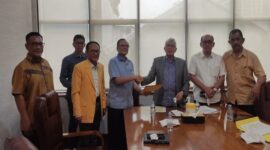 Koordinator Kelompok Pemerkasa Penggerak Kebangkitan Partai Golkar Lawrence Siburian mengadukan Airlangga ke Dewan Etik 